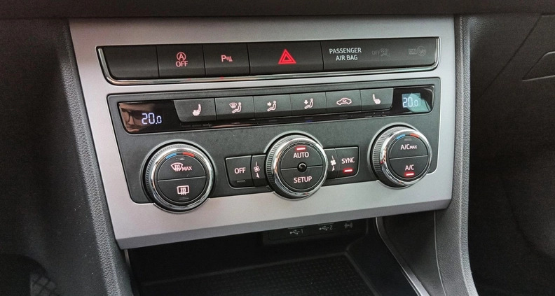 Seat Leon cena 69900 przebieg: 84818, rok produkcji 2018 z Poznań małe 562